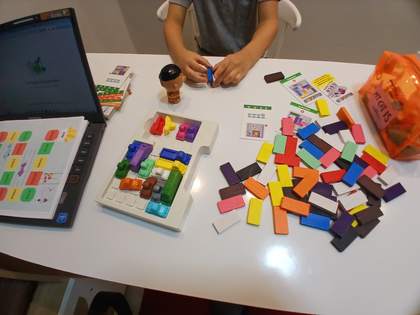 Atividade lúdica com jogo de tabuleiro durante o atendimento